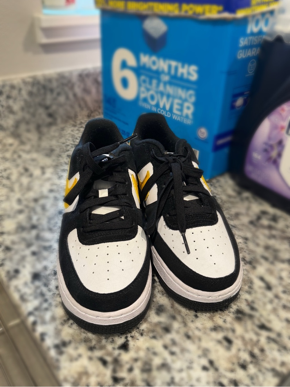 Nike Air Force 1 Low '07 LV8 - Black, White & University Gold - Picture 2 of 3